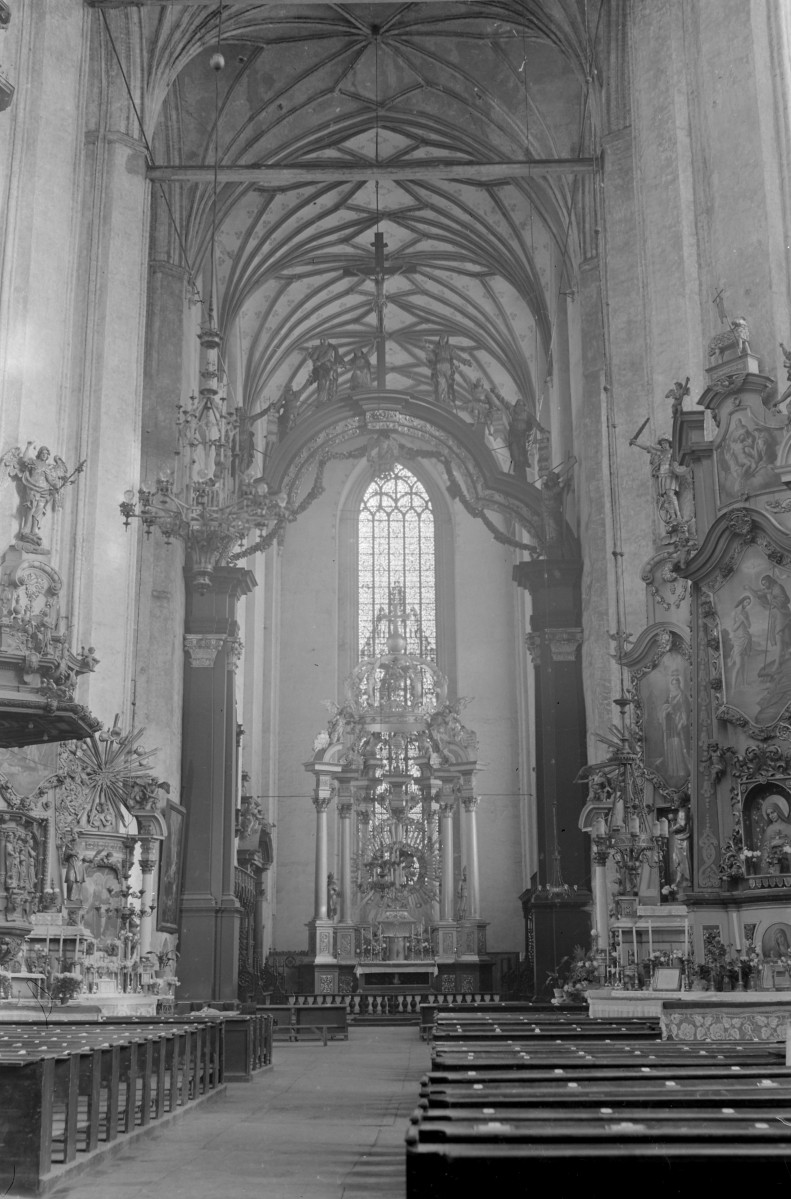 kościół Wniebowzięcia N.M.P - prezbiterium, nawa główna, skan 1