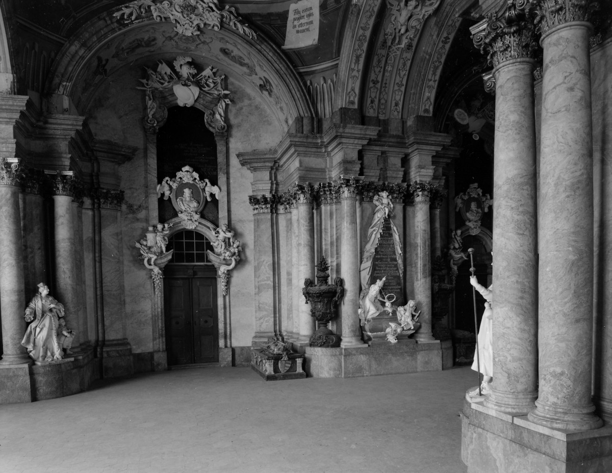 mauzoleum Piastów Świdnickich przy kościele pw. Wniebowzięcia Najświętszej Marii Panny - wnętrze, skan 1