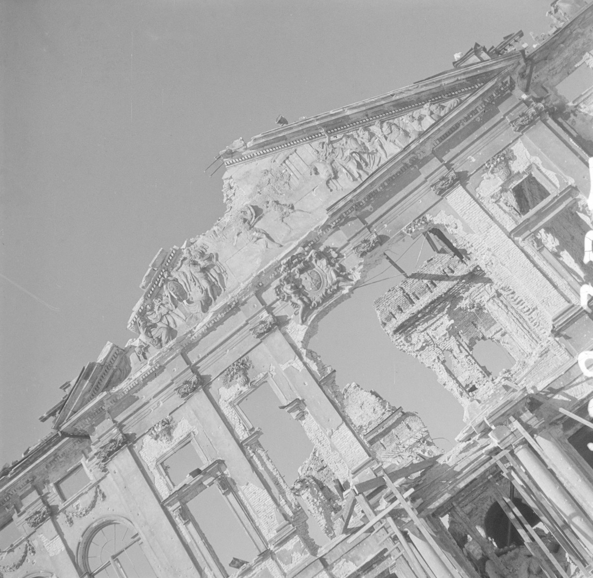 Pałac Krasińskich. Zniszczony ryzalit frontowy., skan 1