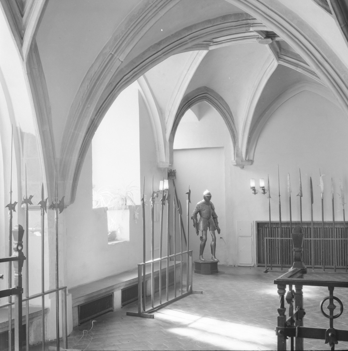 ratusz - wnetrze: fragment sali, skan 1