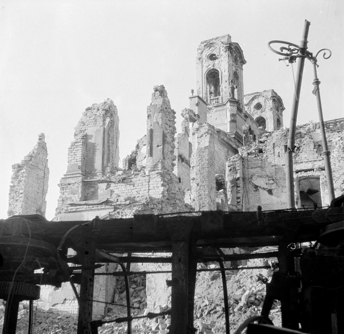 Kościół pw Matki Bożej Królowej Polski (garnizonowy). Zniszczona elewacja boczna. Ruina. Widok od strony ul. Miodowej., skan 1