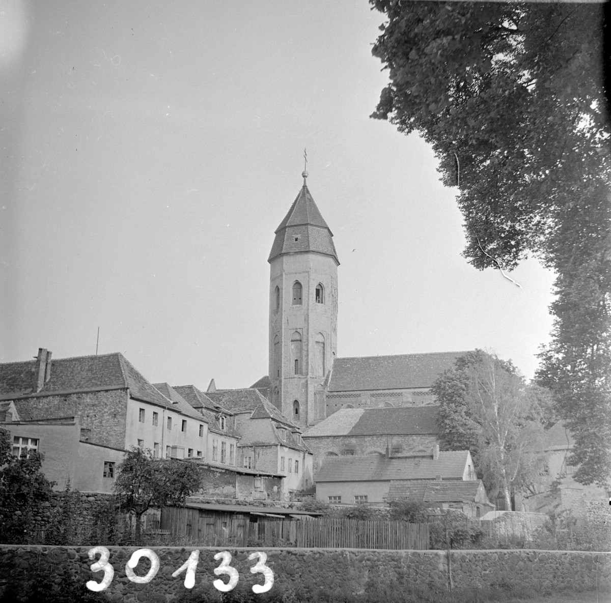 fara i kamienice przy murach obronnych - widok ogólny, skan 1