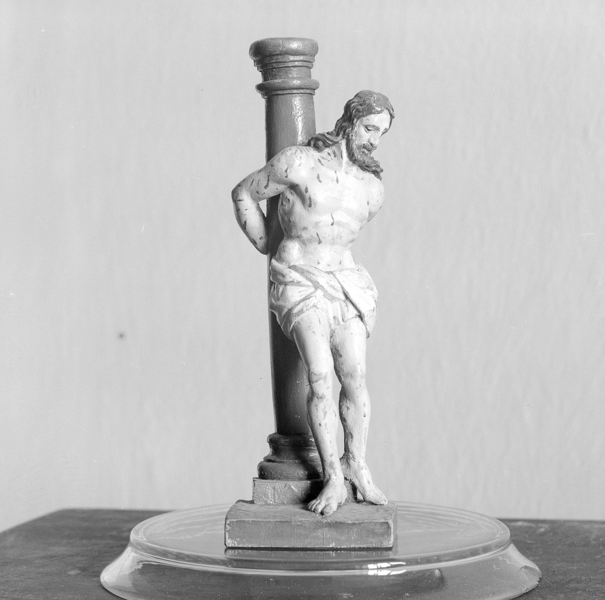 klasztor ss. Mniszek Benedyktynek - zbiory - rzeźba Chrystusa u słupa z XVIII w., skan 1