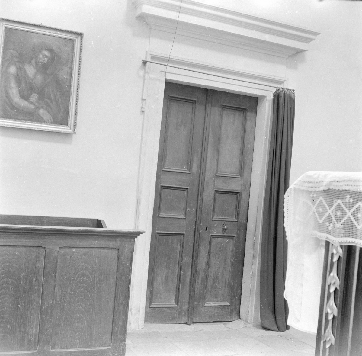 kościół parafialny pw. Wniebowzięcia Najświętszej Marii Panny i św.św. Piotra i Pawła - wnętrze: portal do zakrystii, skan 1