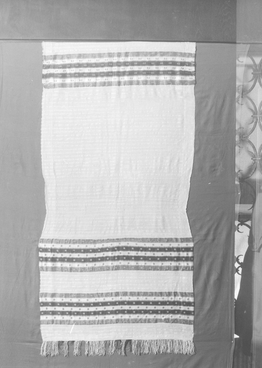 Skarbiec Katedralny - Szal gazowy. Europa zachodnia (Francja?) ok. XIX wieku. Fragment tkaniny., skan 1