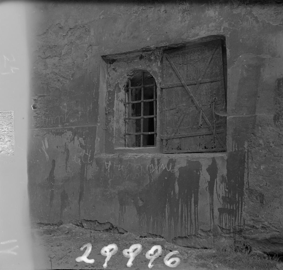 kamienica (naprzeciwko kościoła farnego) - elewacja, okno z kratą, skan 1