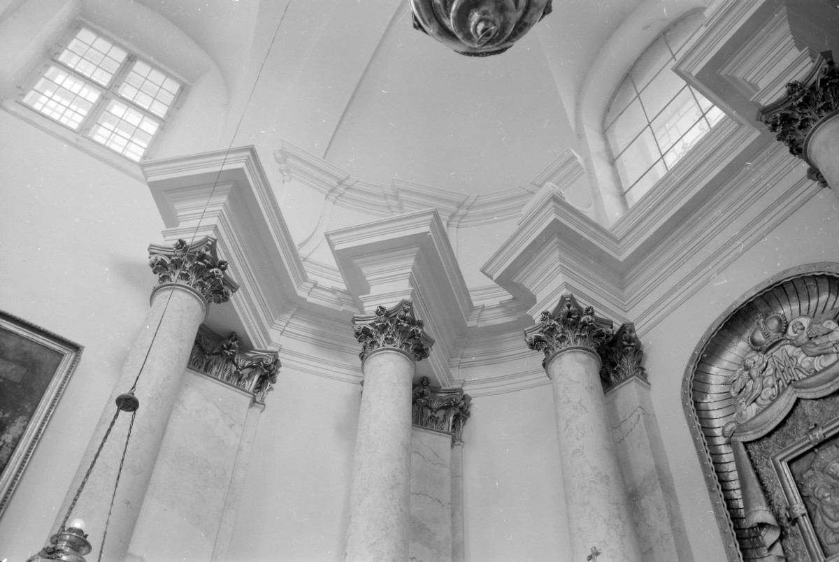 Bazylika Narodzenia NMP - wnętrze: sklepienie kolebkowe prezbiterium. Kolumny korynckie., skan 1
