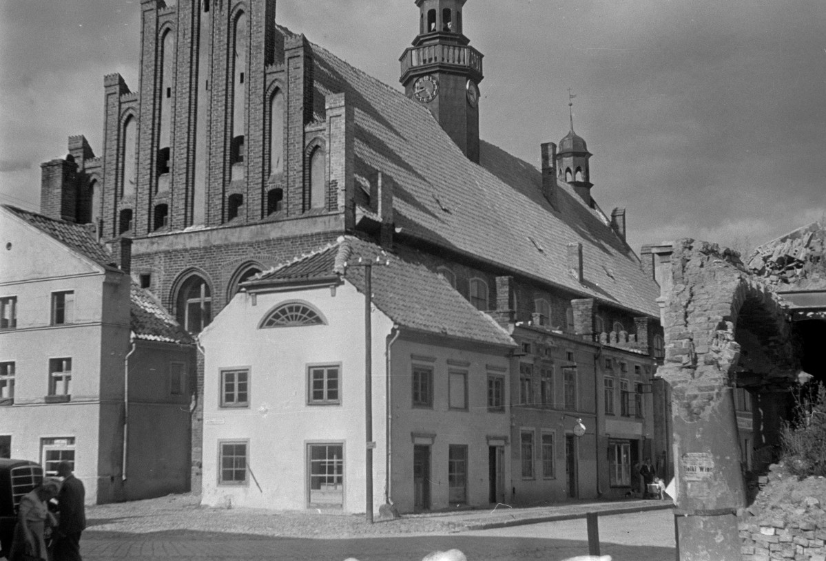 ratusz z barokową wieżyczką, skan 1