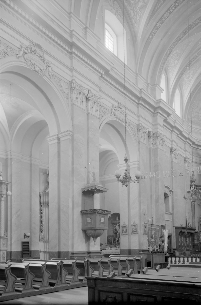 kościół Imienia Najświętszej Maryi Panny - wnętrze: arkady nawy bocznej lewej oraz ambona, skan 1