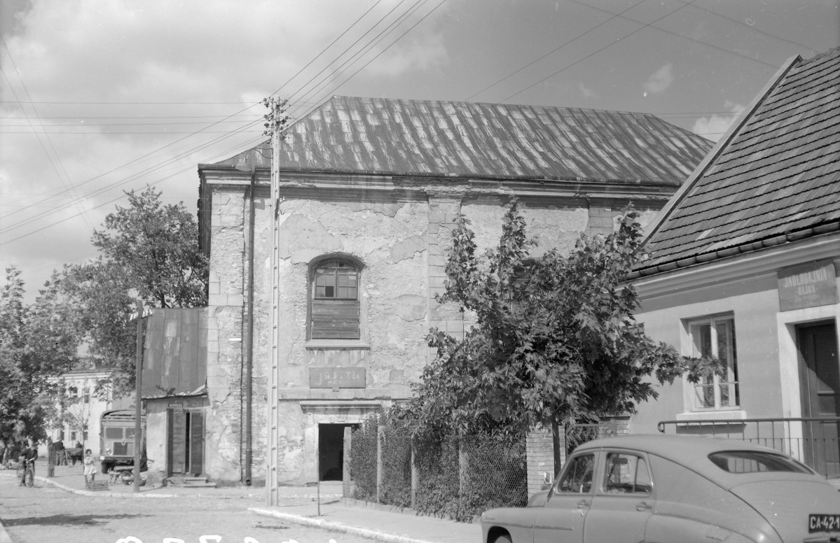 Synagoga - elewacja boczna, widok od strony ulicy, skan 1