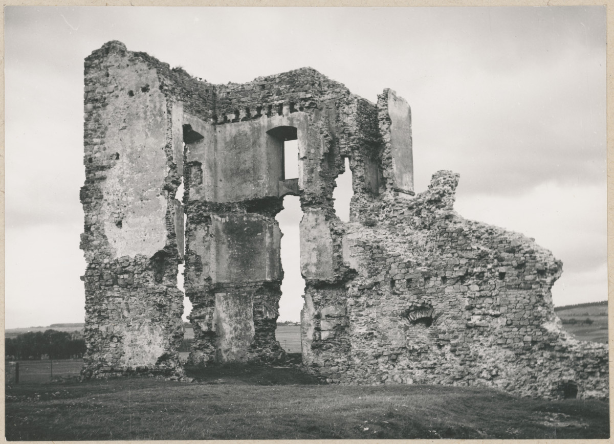 Ruiny zamku biskupów krakowskich -  fragment, skan 1