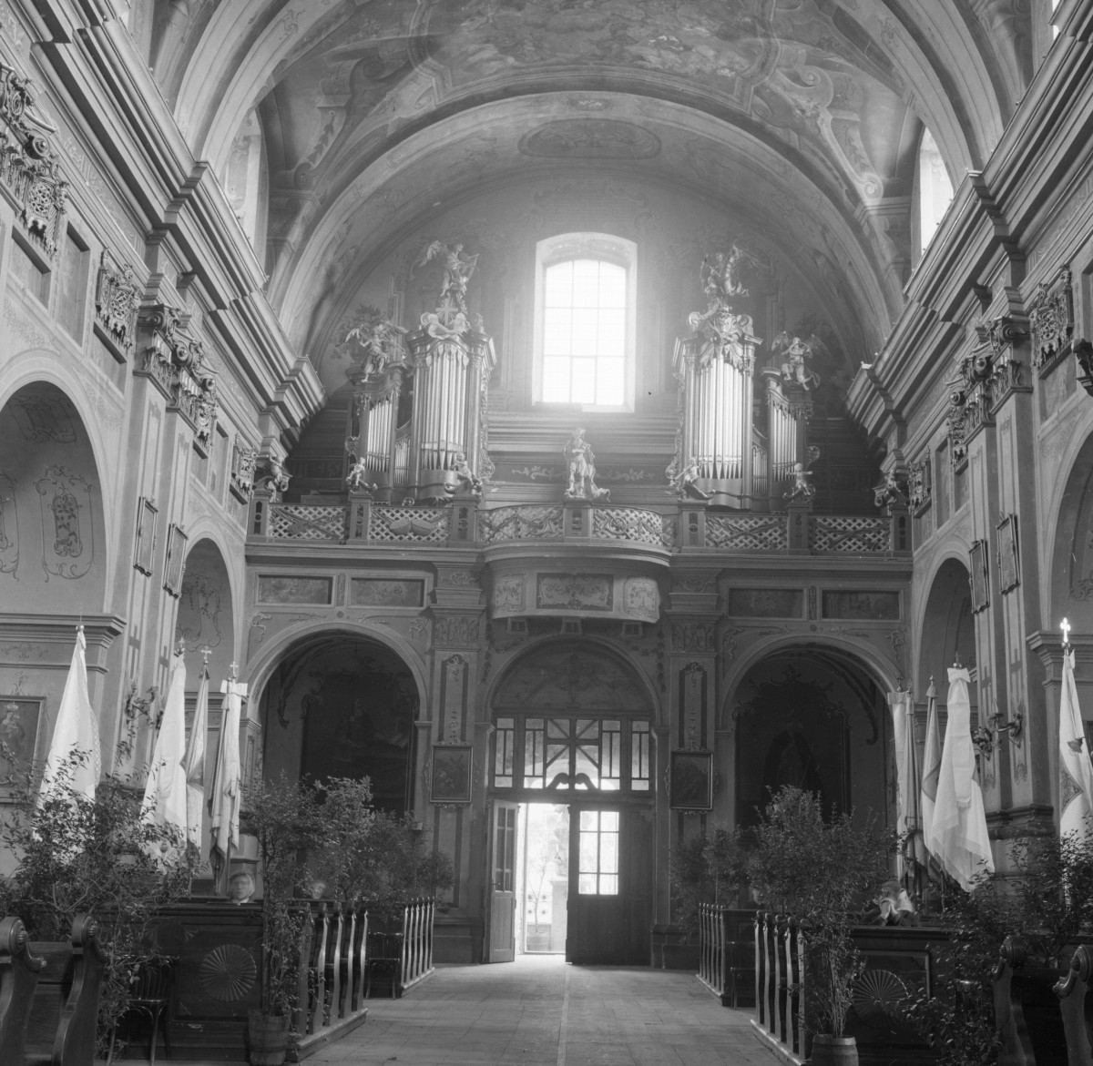 kościół pw. św. Marii Magdaleny - wnętrze: widok na chór, skan 1