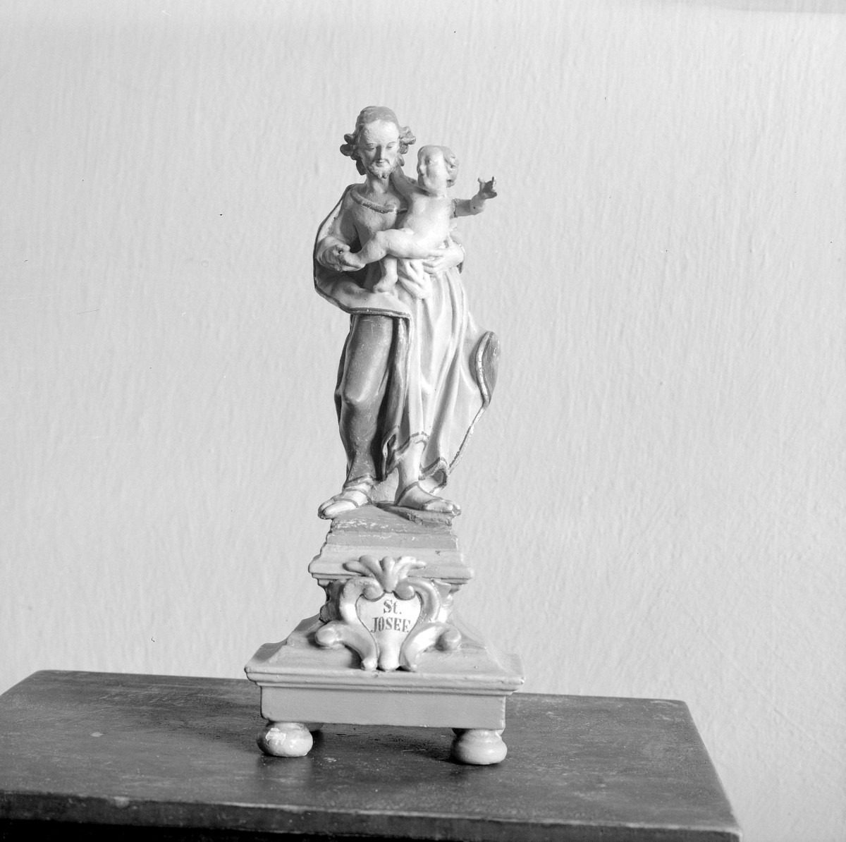 klasztor ss. Mniszek Benedyktynek - zbiory - rzeźba św. Józefa z Dzieciątkiem z XVIII w., skan 1