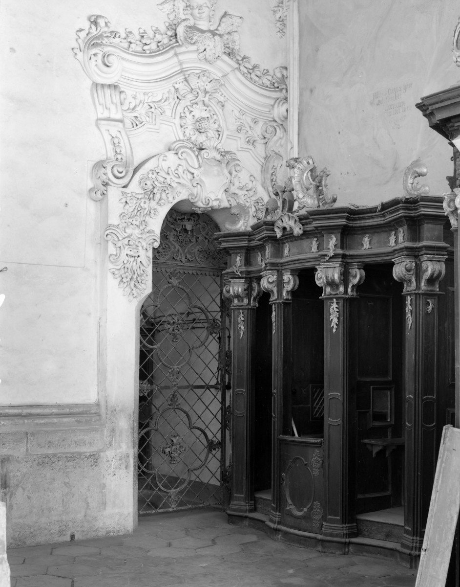 klasztor Benedyktynek - kościół pw. Wniebowzięcia Najświętszej Maryi Panny - wnętrze - kruchta - portal i konfesjonał, skan 1