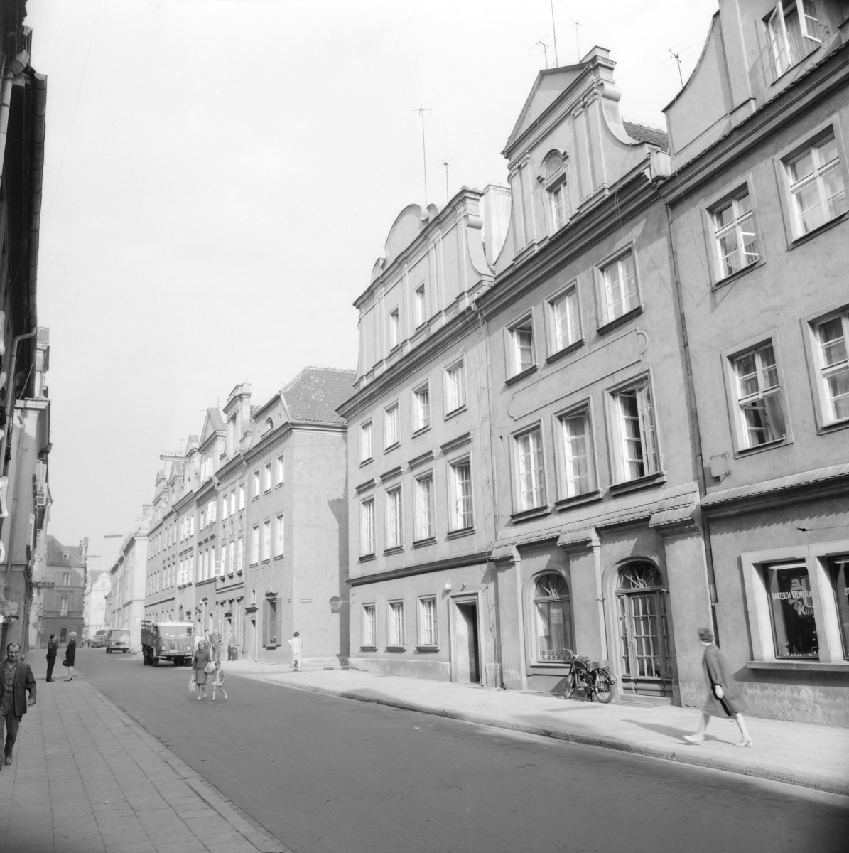 Zabudowa miejska, renesansowe elewacje kamienic., skan 1