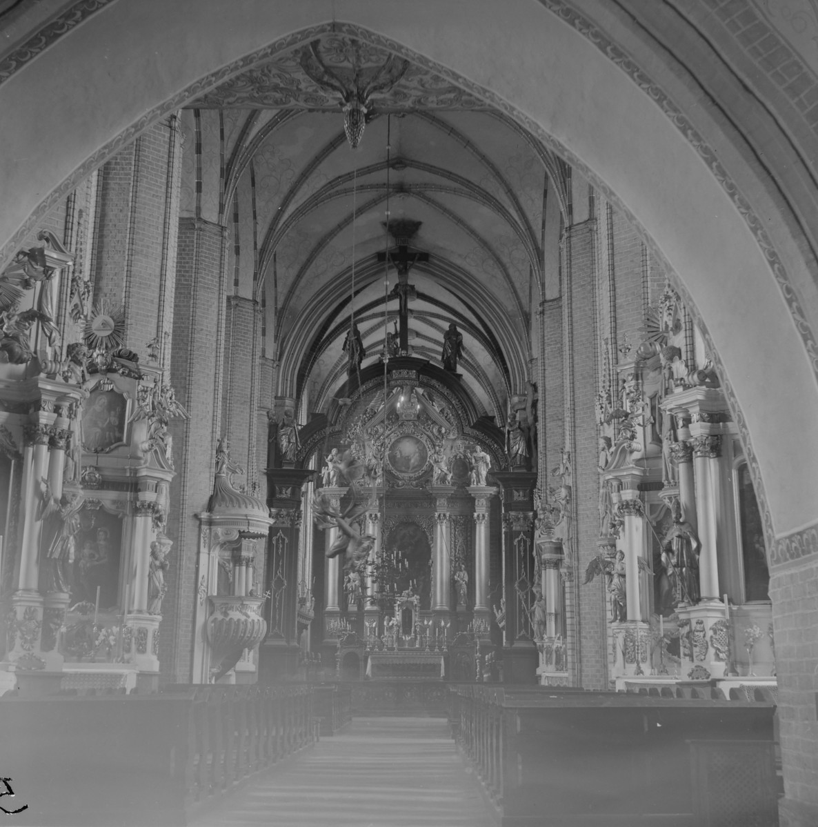 Kościół Wniebowzięcia Najświętszej Maryi Panny - wnętrze: ołtarz główny, skan 1
