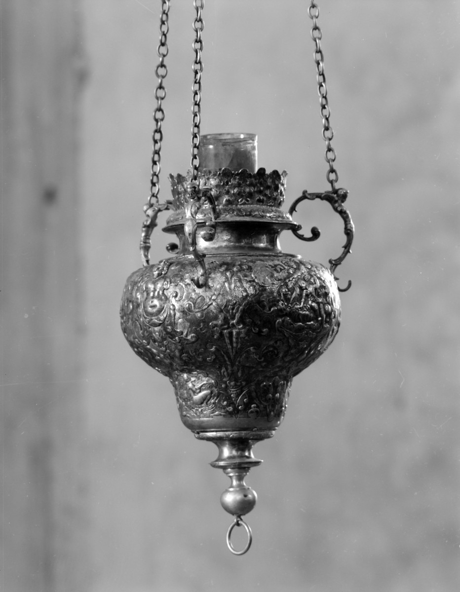 kościół, ob. parafialny pw. Wniebowzięcia Najświętszej Marii Panny - wnętrze: lampka przed ołtarzem w północnym zakończeniu transeptu, skan 1