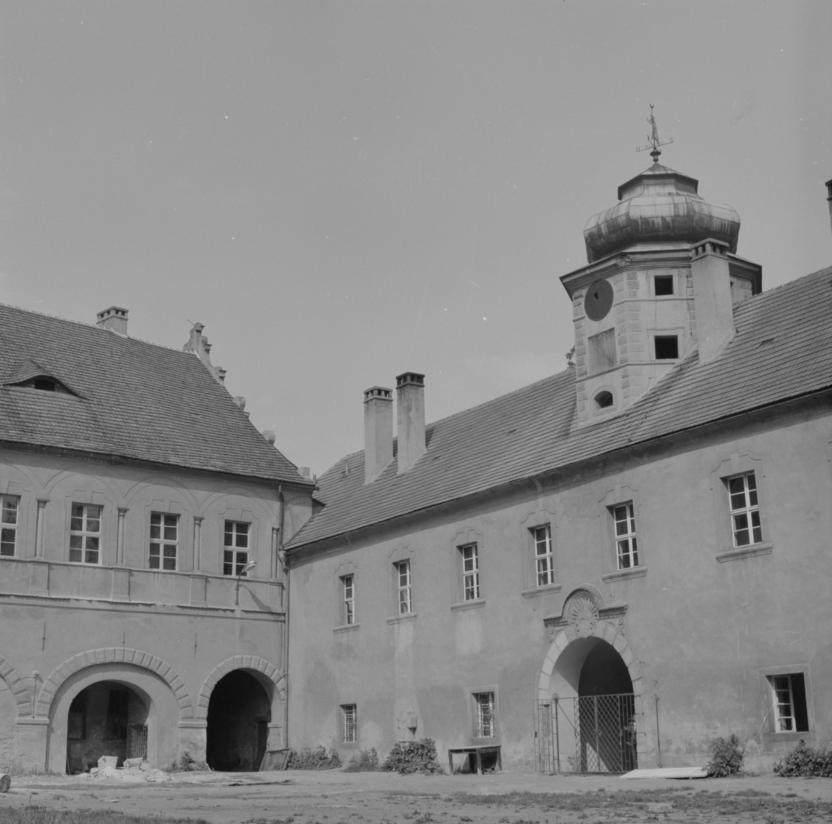 zamek Oppersdorffów - zamek dolny - dziedziniec - widok na skrzydło północne i wschodnie z bramą, skan 1