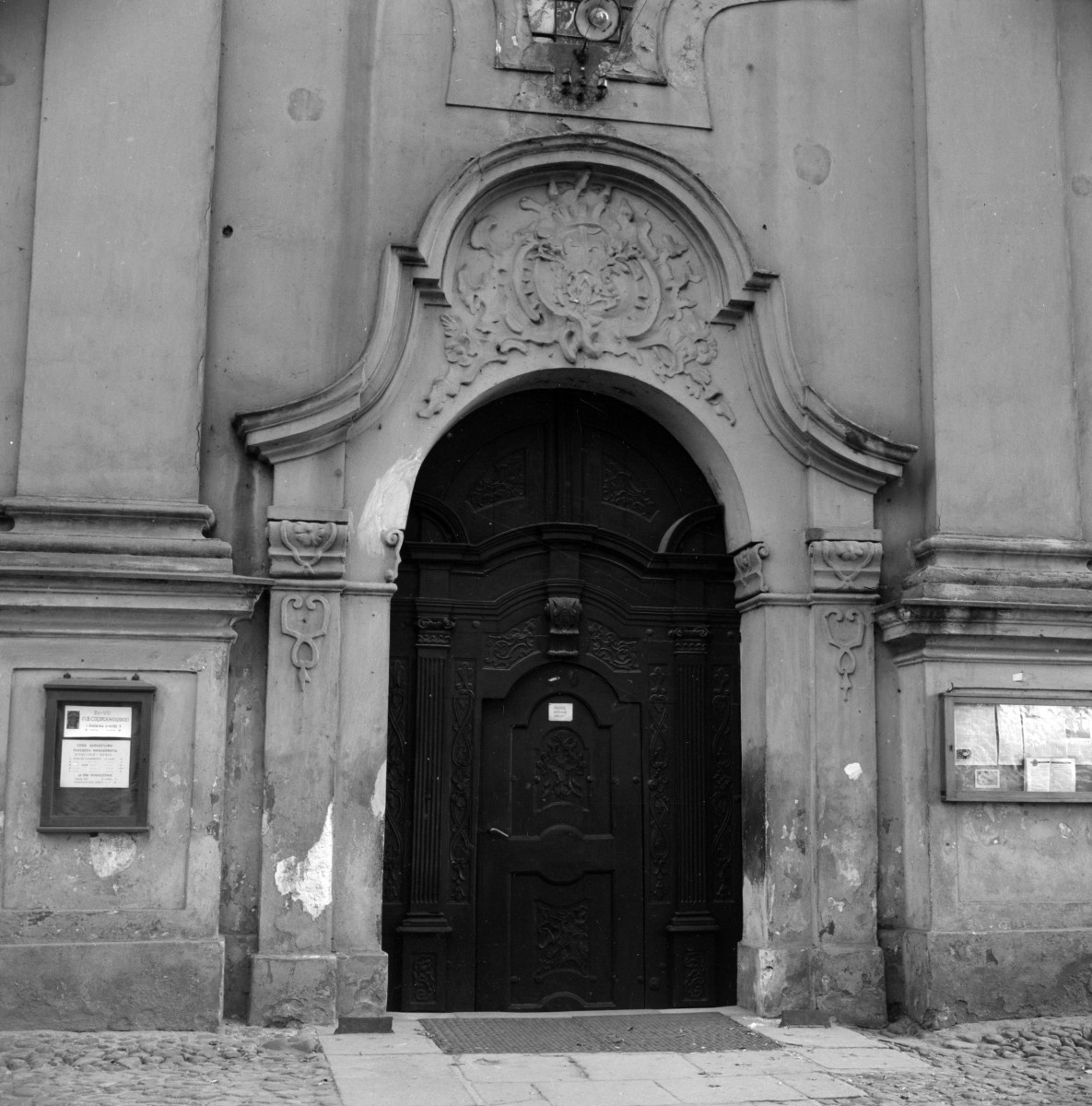 kościół św. Józefa i św. Piotra - elewacja frontowa, portal główny, skan 1