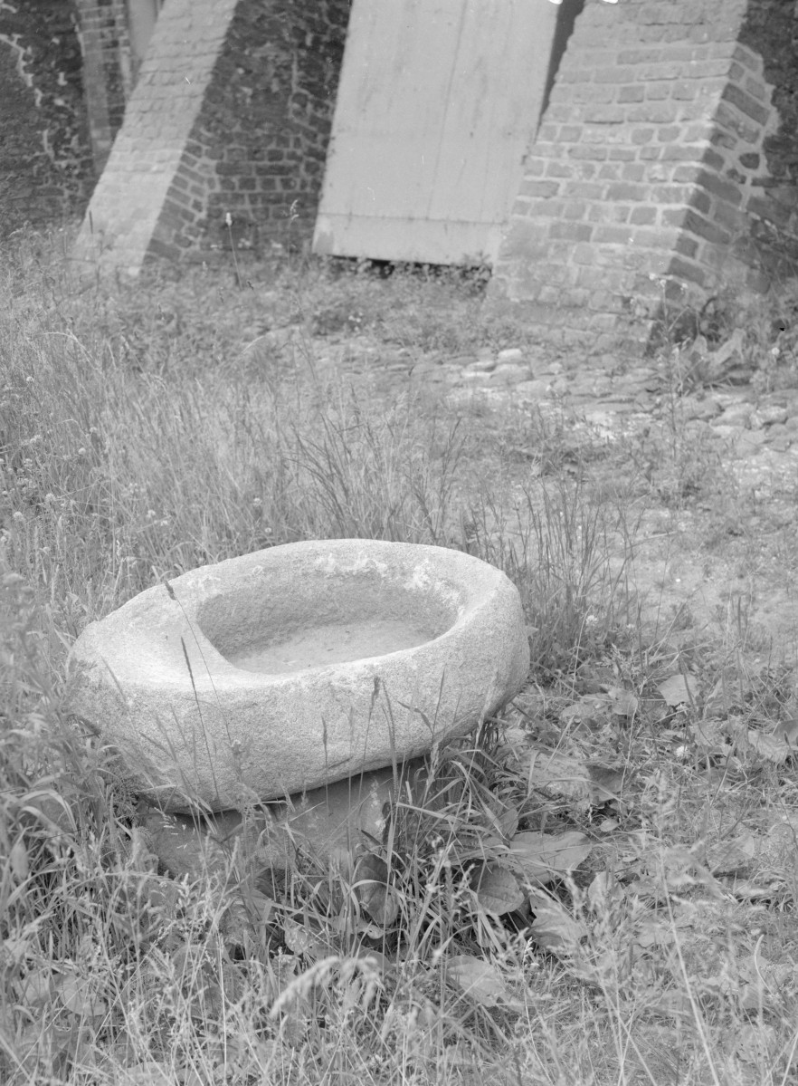 zespół klasztorny dominikanów, kościół pw. Najświętszej Marii Panny, obecnie galeria sztuki EL - kropielnica (?), skan 1