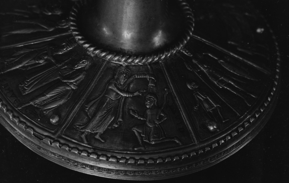 Katedra pw. Wniebowzięcia Najświętszej Marii Panny i św. Wojciecha - wnętrze: kielich z Trzemeszna, romański, fragment stopy, skan 1
