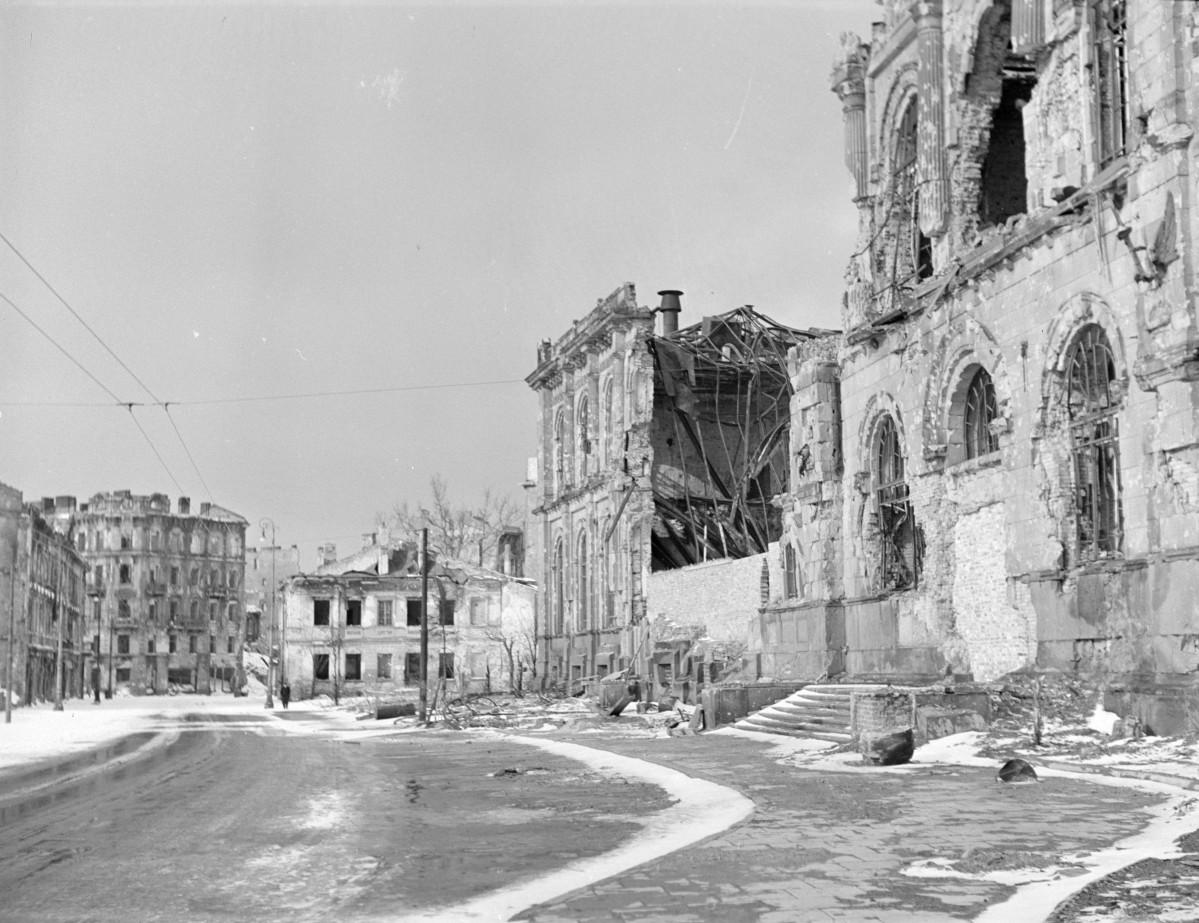 Bank Polski - Dawny Bank Państwa. Fragment ruin banku i zabudowy miejskiej., skan 1