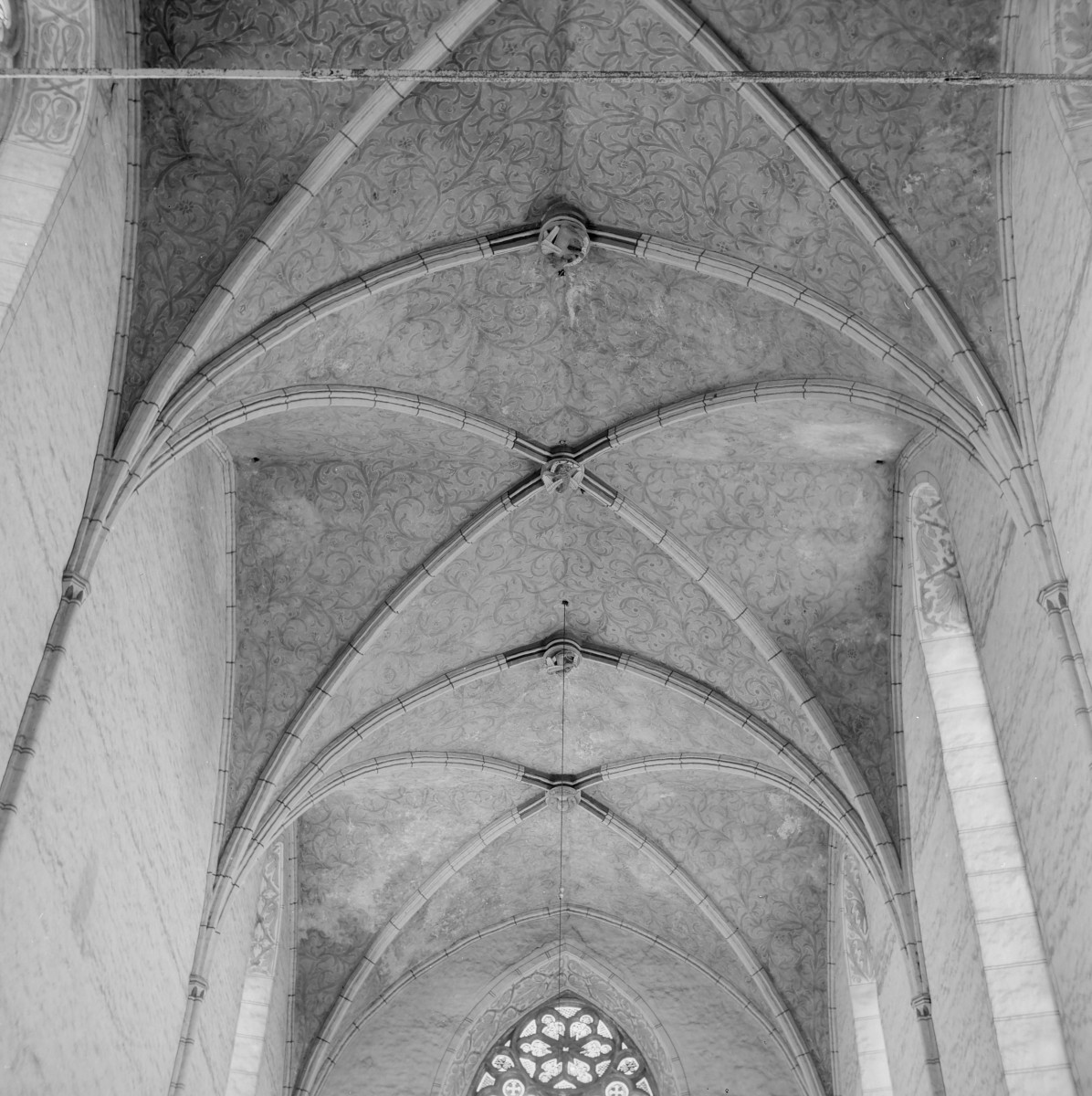 Kościół pod wezwaniem św. Jakuba i św. Mikołaja - wnętrze:sklepienie z polichromią, prezbiterium., skan 1