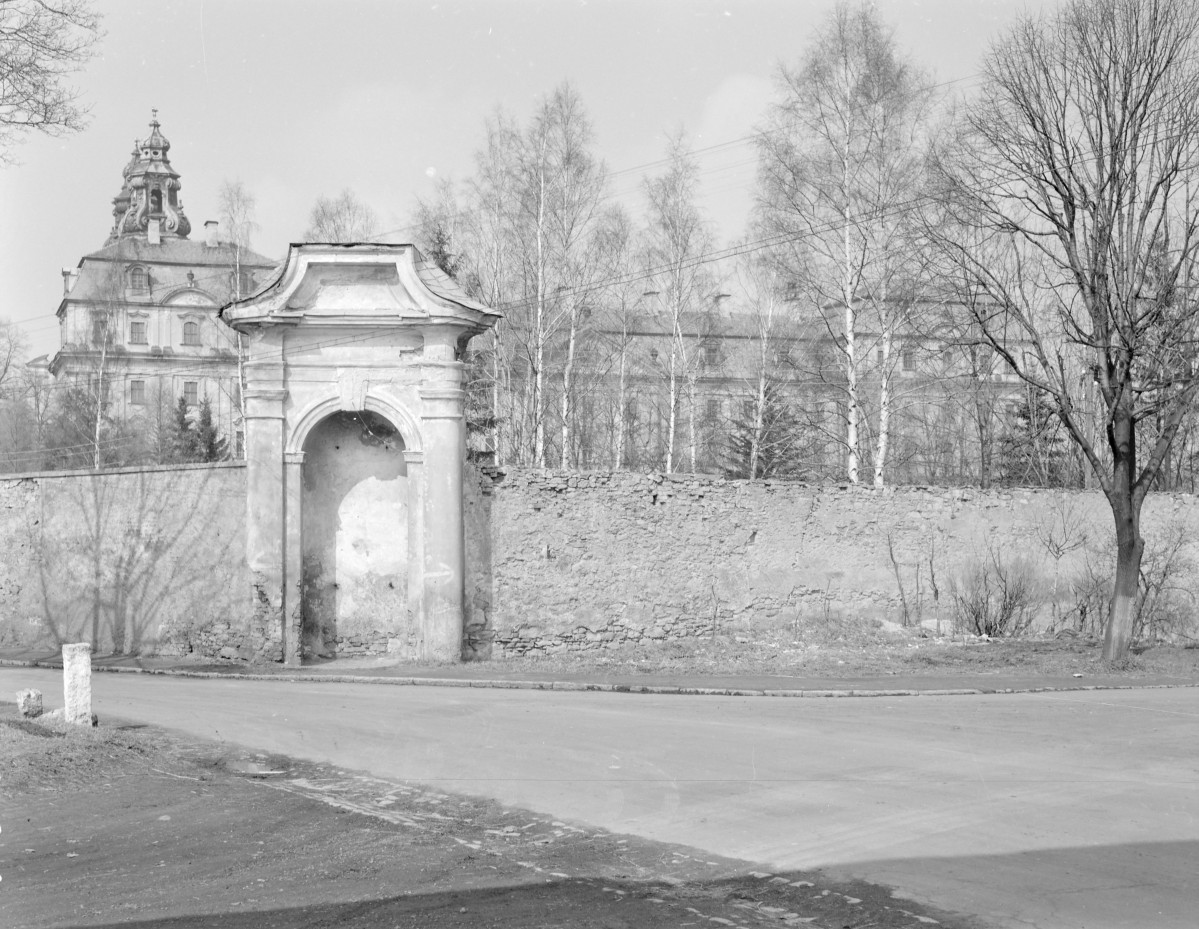 opactwo - ślepa bramka w murze, skan 1