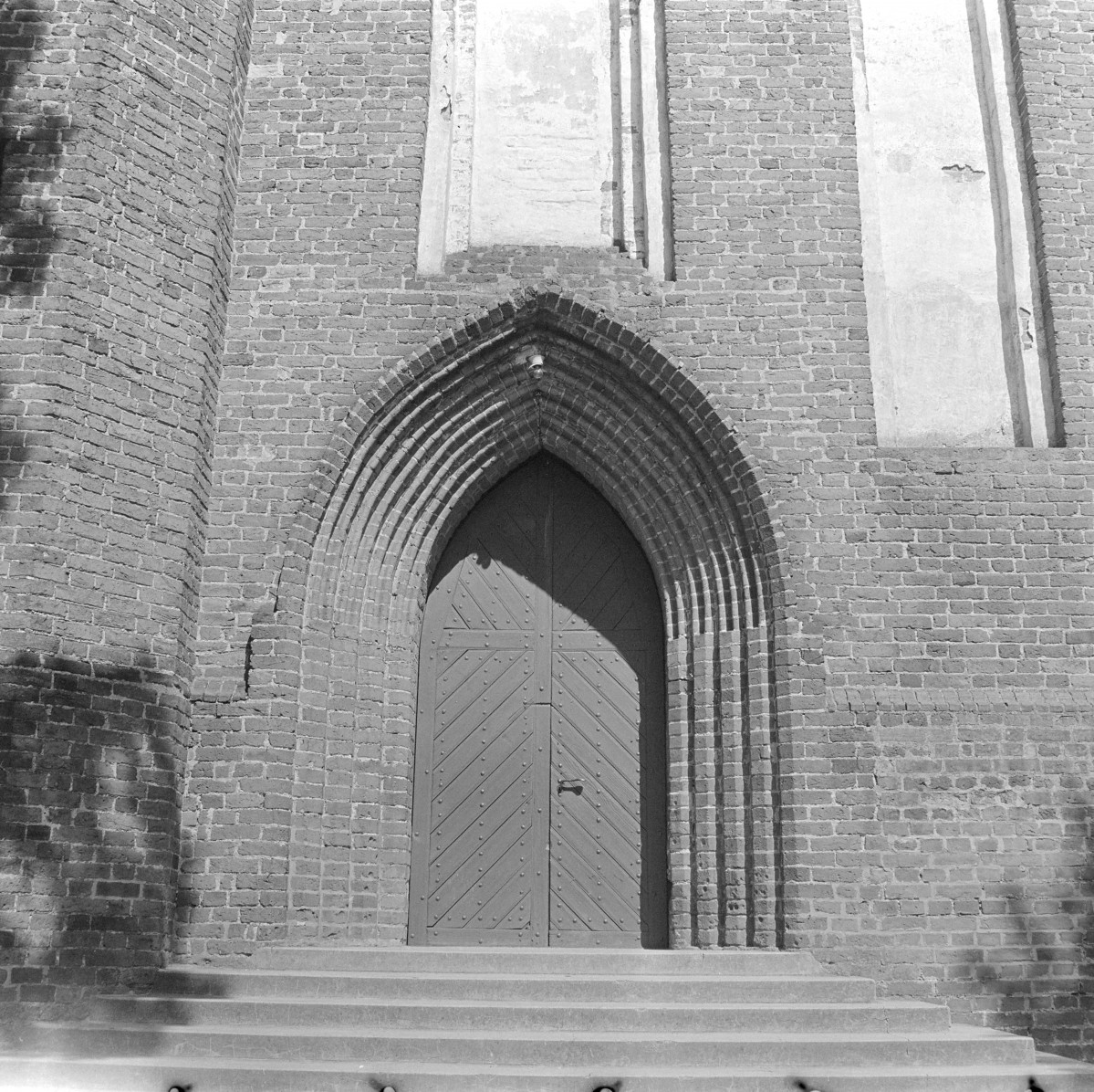 kościół pw. św. Anny - elewacja frontowa - portal, skan 1