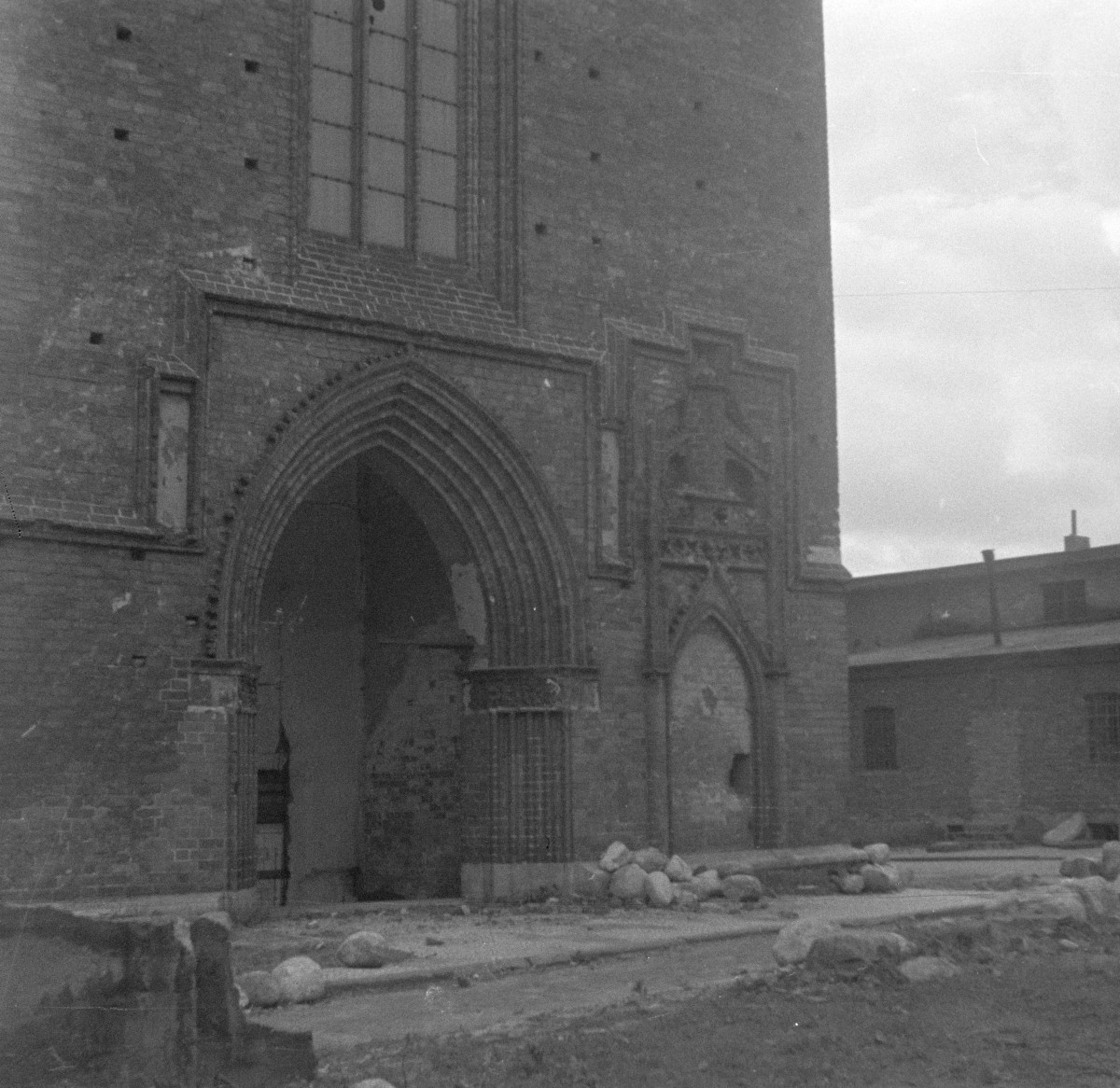 kolegiata - elewacja frontowa i portal, skan 1