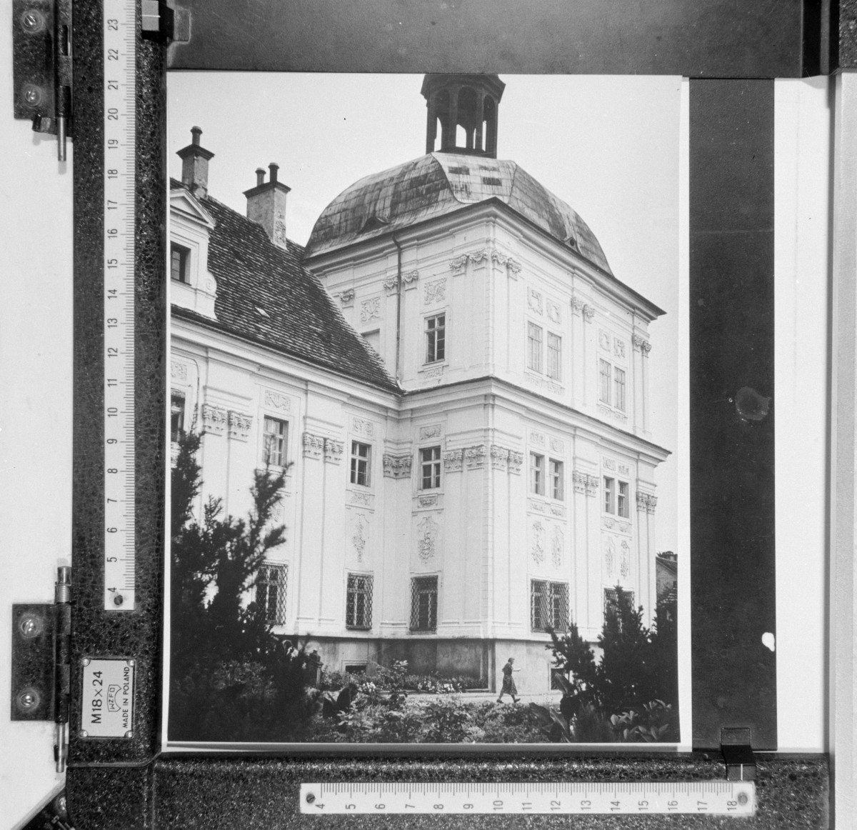 sanktuarium św. Jadwigi Śląskiej - klasztor Cysterek - skrzydło zachodnie - elewacja zewnętrzna - fragment, skan 1