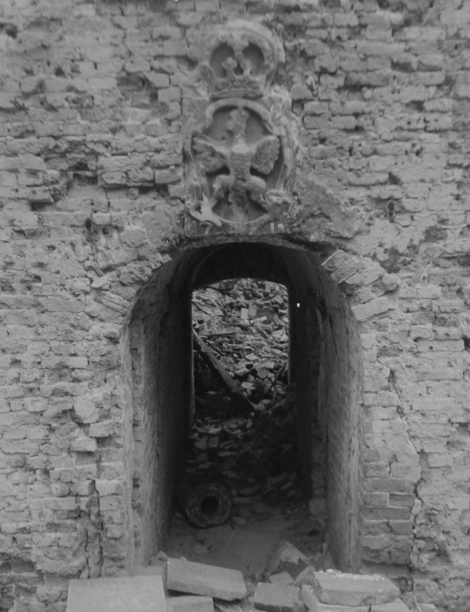 Zniszczona elewacja kamienicy. Widoczny portal., skan 1