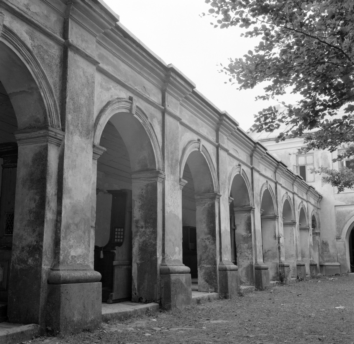 klasztor Franciszkanów - elewacja krużganki, skan 1