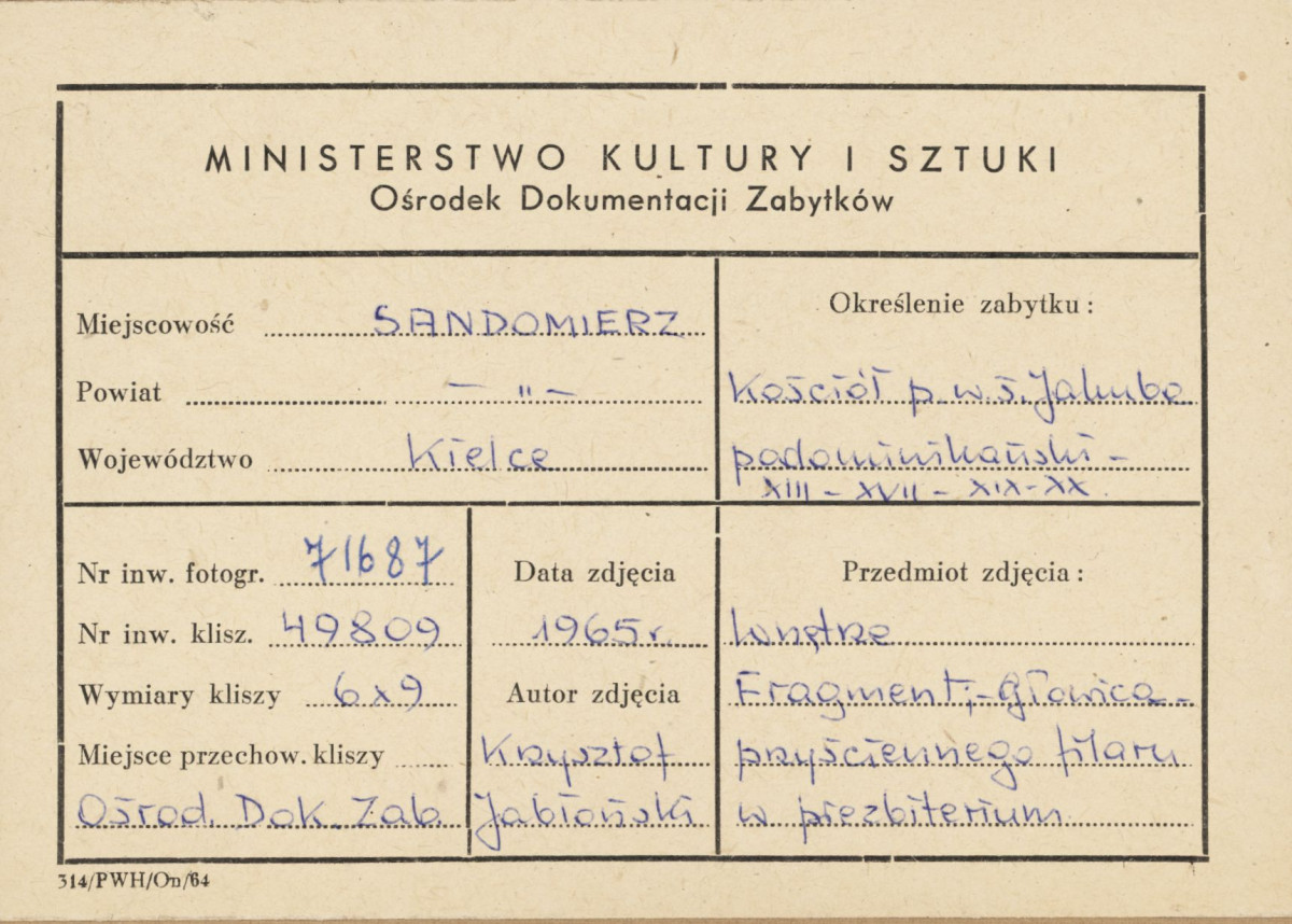  Zespół klasztorny Dominikanów - kościół, wnętrze, widok na kapitel przyściennego filaru w prezbiterium - metryczka, skan 1