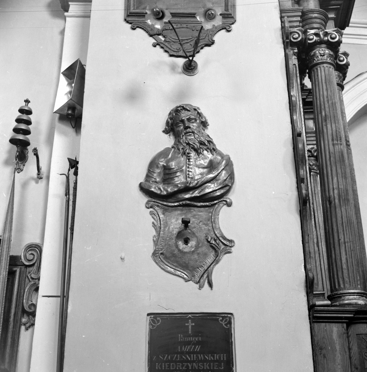 kościół św. Józefa i św. Piotra - wnętrze, świecznik, skan 1