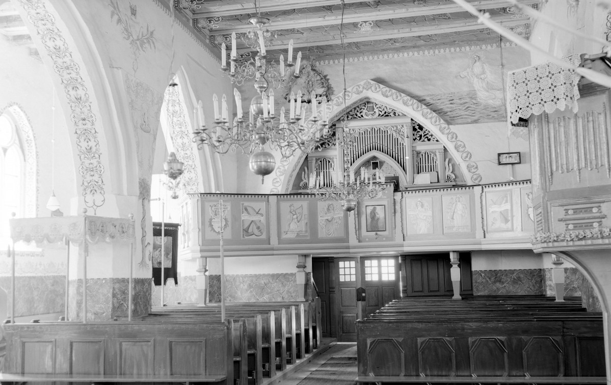 kościół Zwiastowania Najświętszej Maryi Panny - wnętrze: chór muzyczny, portal, fragment ambony, sklepienie oraz freski, skan 1