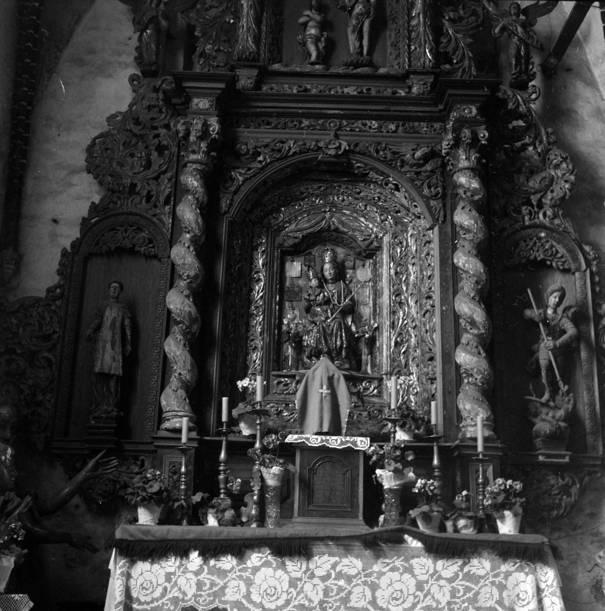 kościół parafialny pw. św. Floriana, XV, 1790-1808 - wnętrze: ołtarz główny, część środkowa, skan 1