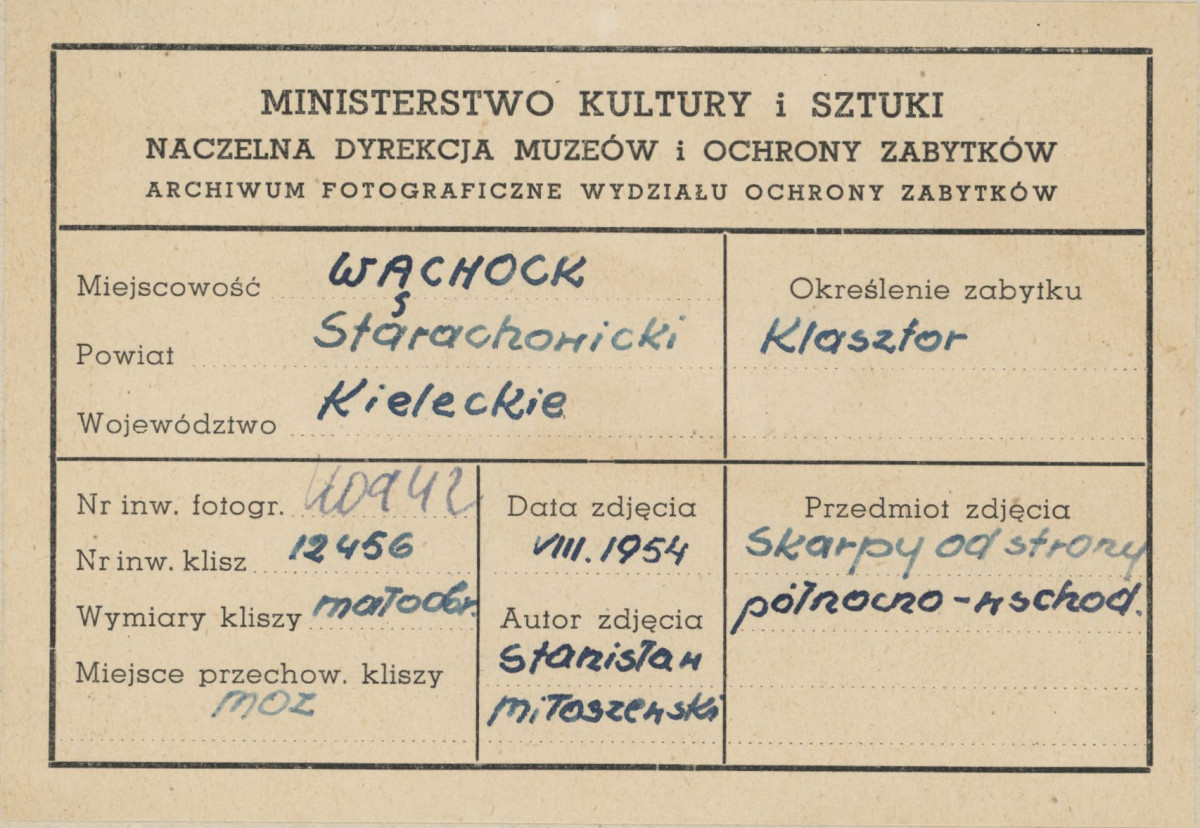 Zespół opactwa Cystersów - przypory na płn. elewacji domu opata, widok od strony zach. - metryczka, skan 1