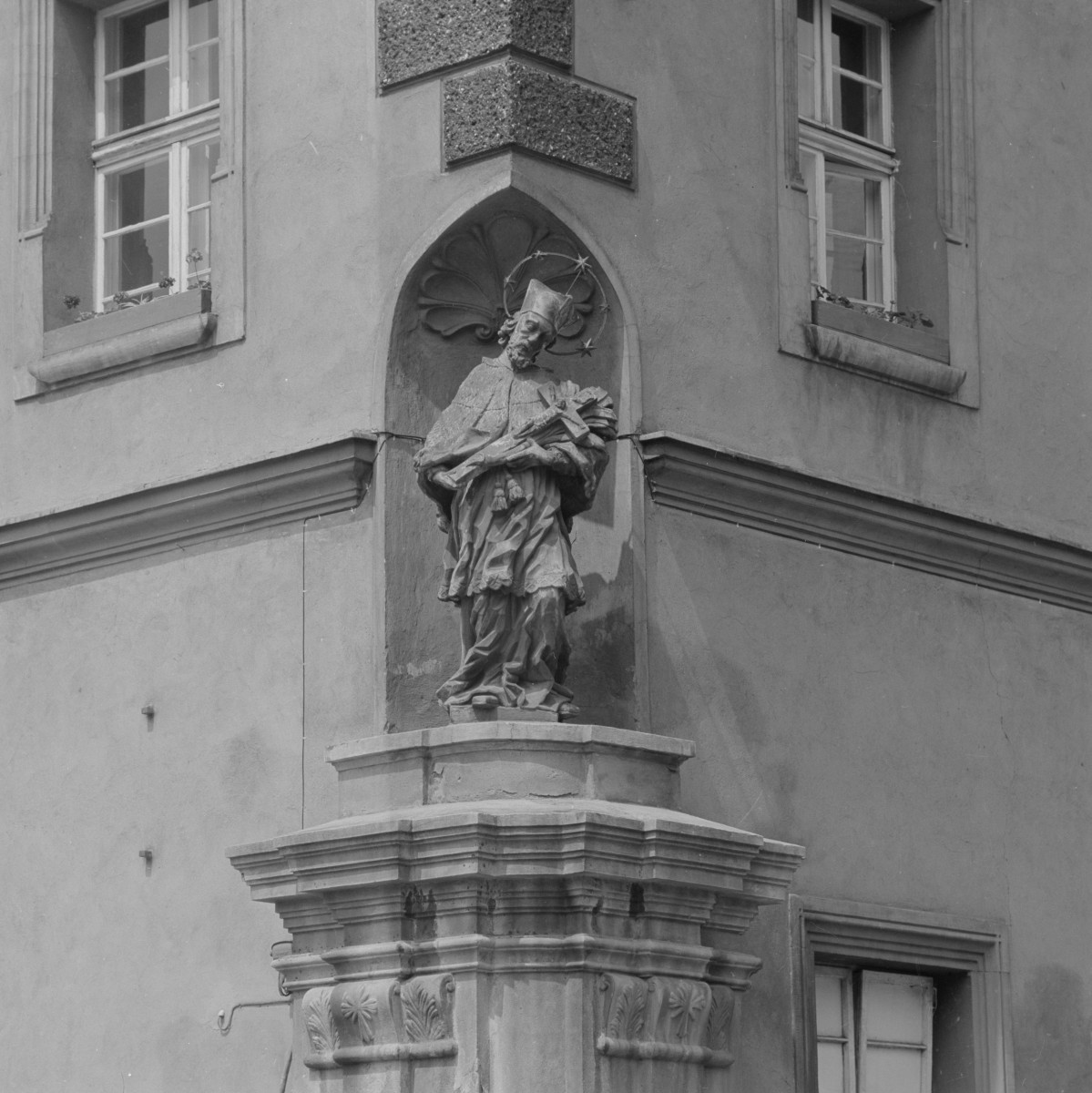 ratusz miejski - elewacja południowa - rzeźba św. Jana Nepomucena, skan 1