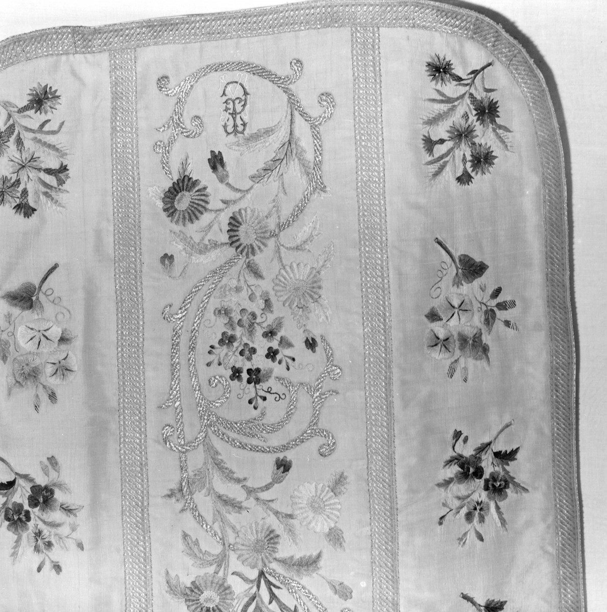 Skarbiec Katedralny - Ornat. Haft Polska 1889. Fragment dolnej części., skan 1