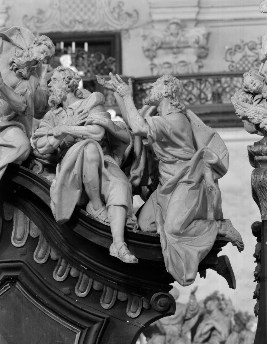 kościół, ob. parafialny pw. Wniebowzięcia Najświętszej Marii Panny - wnętrze: grupa rzeźb ze zwieńczenia stall, skan 1