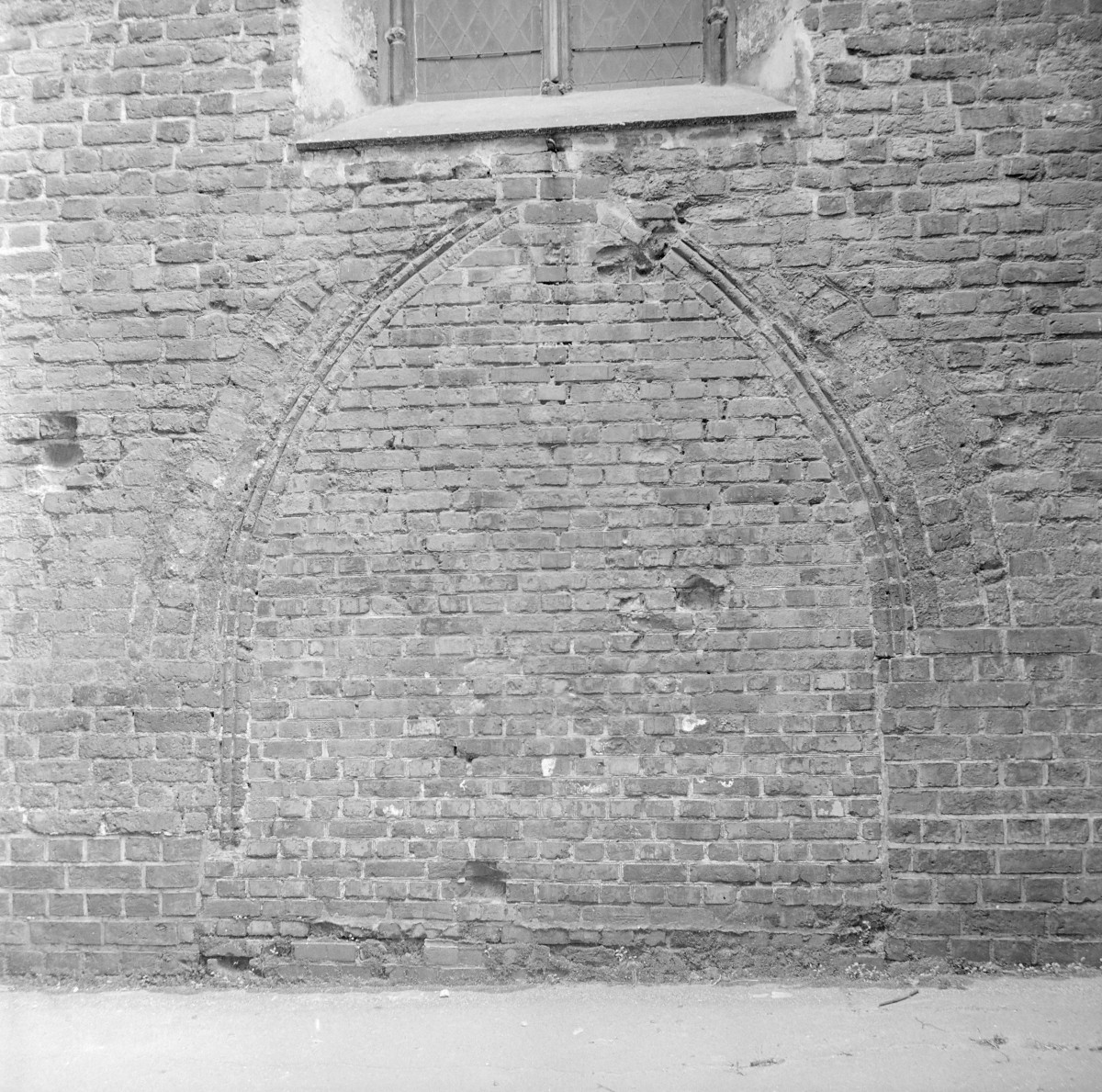 Bazylika kolegiacka św. Mikołaja - elewacja: zamurowany portal, skan 1