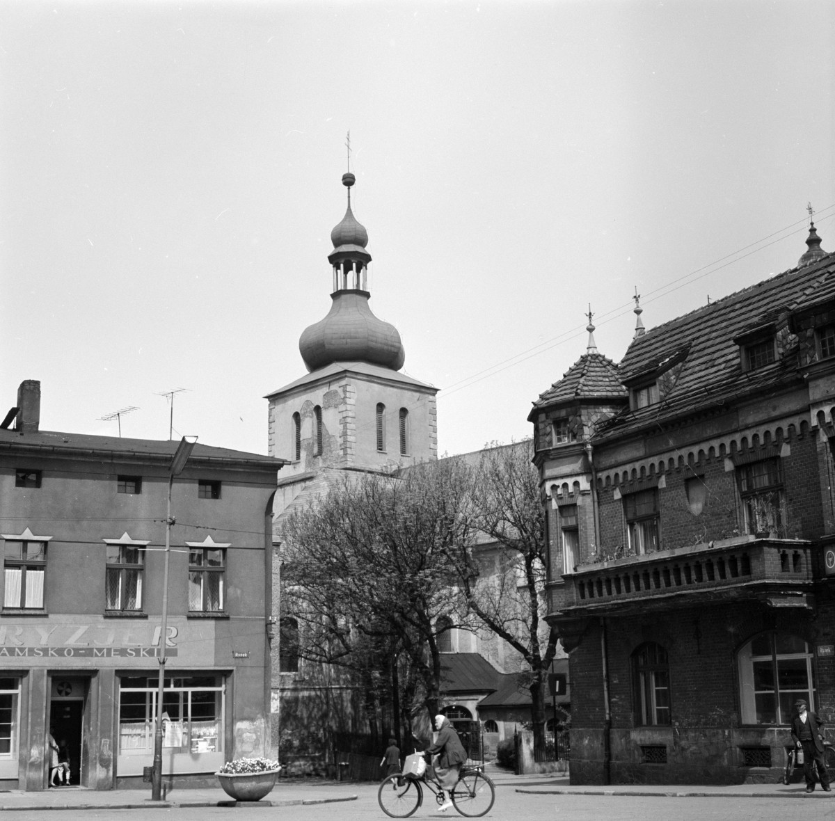 klasztor Franciszkanów - kościół pw. św. Franciszka z Asyżu - wieża kościelna - widok od południowego - wschodu, skan 1
