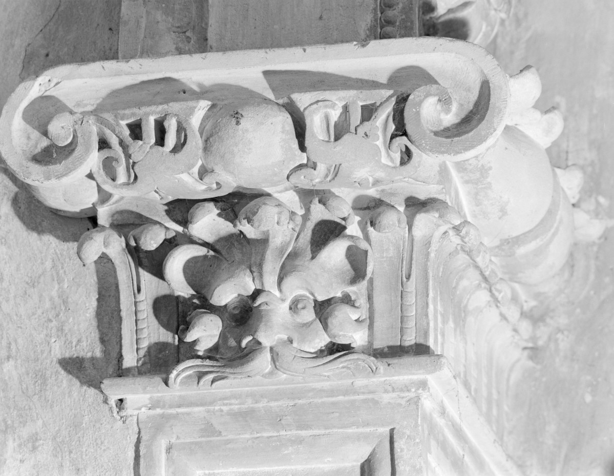 kościół pw. św. Mikołaja - Kaplica Firlejów - wnętrze - arkada wejściowa z bramą - głowica pilastra, skan 1