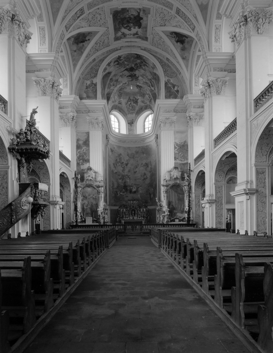 kościół pw. Św. Józefa - wnętrze: widok na ołtarz główny, skan 1