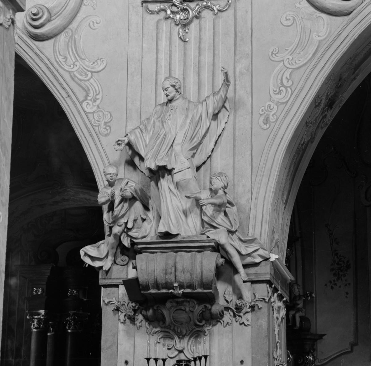 kościół pw. św. Bartłomieja - wnętrze - nawa główna - rzeźba /F.Sebastini/, skan 1