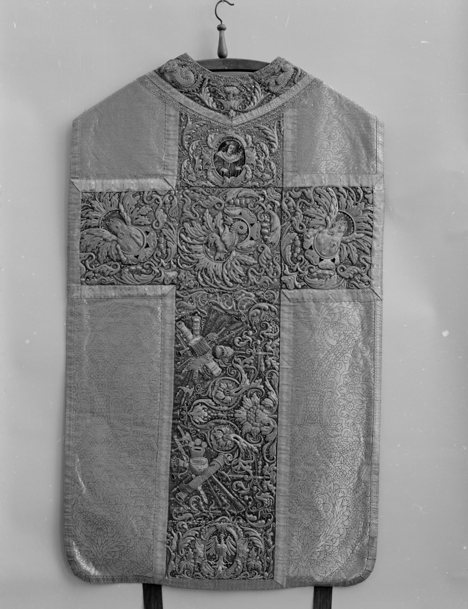 Kościół pw. Wniebowzięcia NMP i Świętego Józefa - ornat św. Kazimierza, tył, 1650-60, haft Polski, skan 1