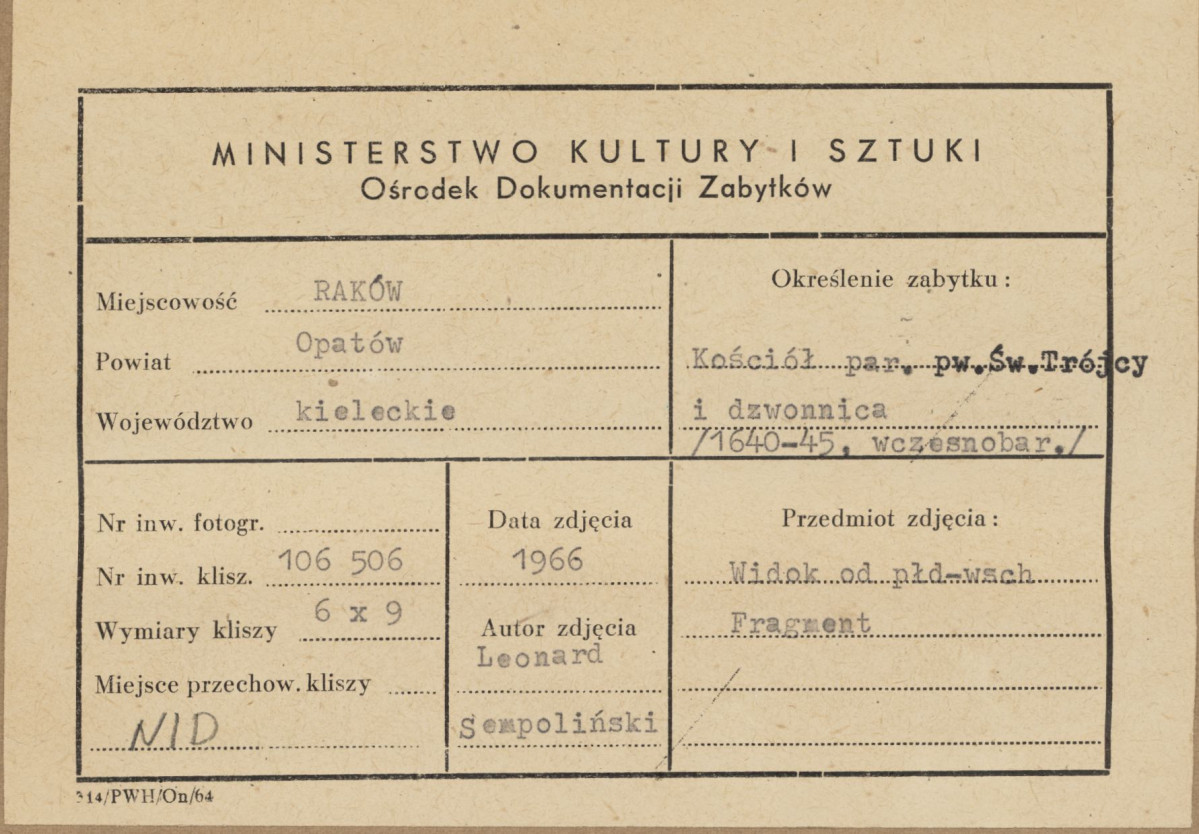 Kościół parafialny - fragment płd. - wsch. elewacji i dzwonnica - metryczka, skan 1