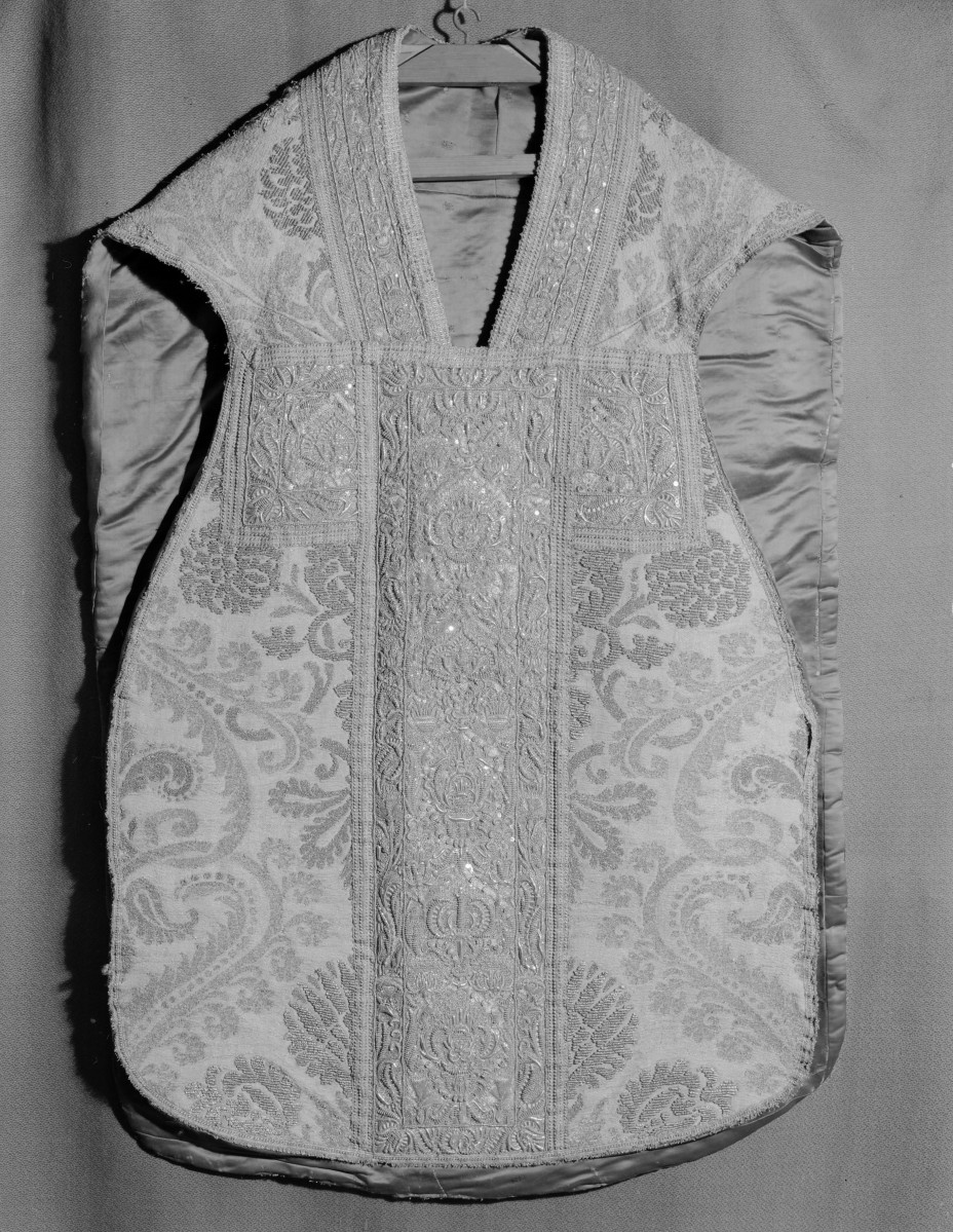 kościół pw. Wniebowzięcia Najświętszej Maryi Panny i św. Zygmunta - skarbiec katedralny - zbiory - ornat biskupa Wolskiego /przód/, skan 1