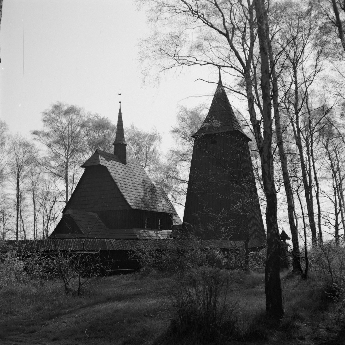 kościół pw. św. Michała Archanioła oraz dzwonnica z fragmentem drewnianego ogrodzenia - widok od południowego  - wschodu, skan 1